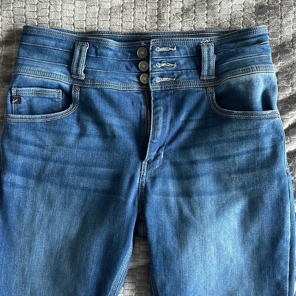 Kancan high waist three button jeans. Size 13/30
